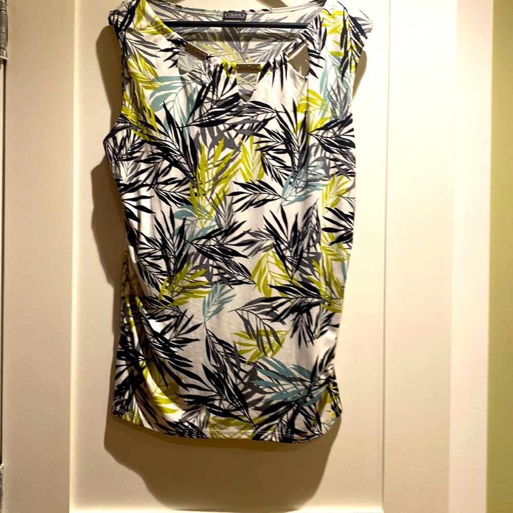 🥳Lovely summer top. Ladies size Lg